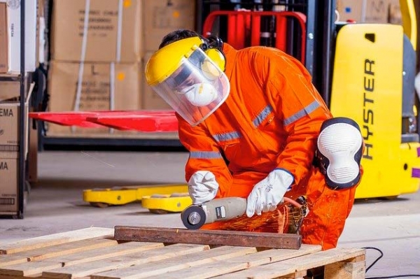 Rischio elettivo solo ove il lavoratore abbia posto in essere un contegno abnorme, inopinabile ed esorbitante rispetto al procedimento lavorativo